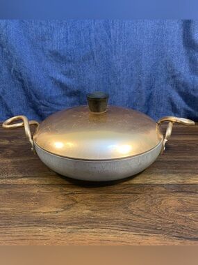 Vintage Wear-Ever Hallite Aluminum Pan with Lid, No 2107, 7 in Twisted Handles